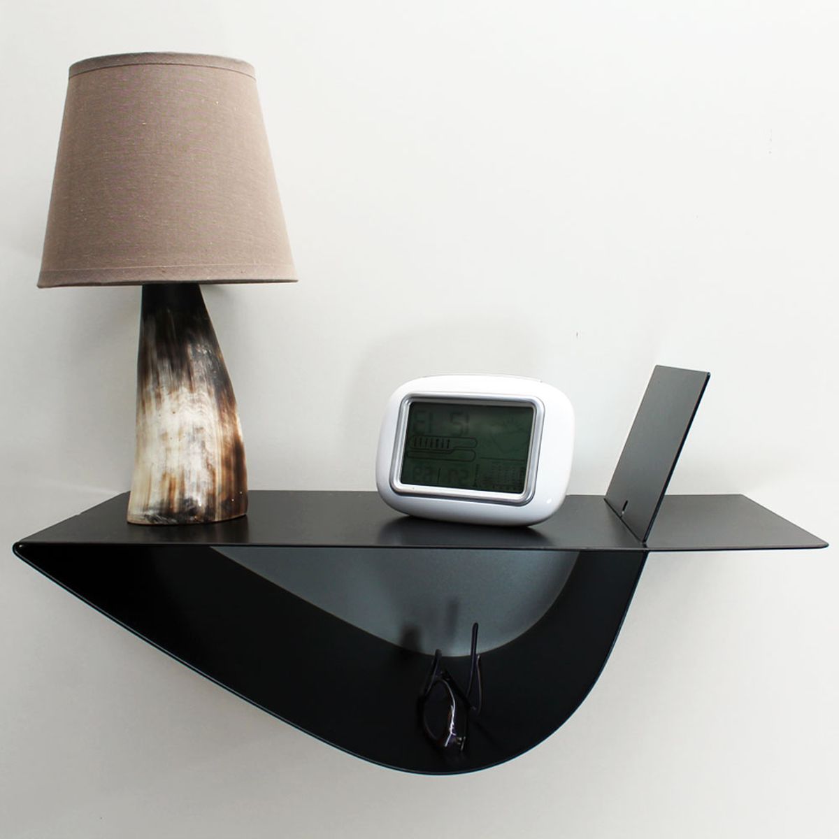 table-de-chevet-murale-design-noire-chevet-suspendu-chambre-moderne